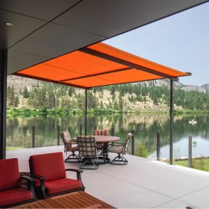 L'image montre une pergola PERGOLINO de couleur orange, élégamment installée sur une terrasse moderne. La structure offre une esthétique contemporaine et s'intègre parfaitement au design environnant. Elle fournit une protection solaire efficace, permettant aux occupants de profiter confortablement de l'espace extérieur tout en étant protégés des rayons directs du soleil. La pergola crée un équilibre parfait entre fonctionnalité et style, ajoutant une touche de sophistication à la terrasse.